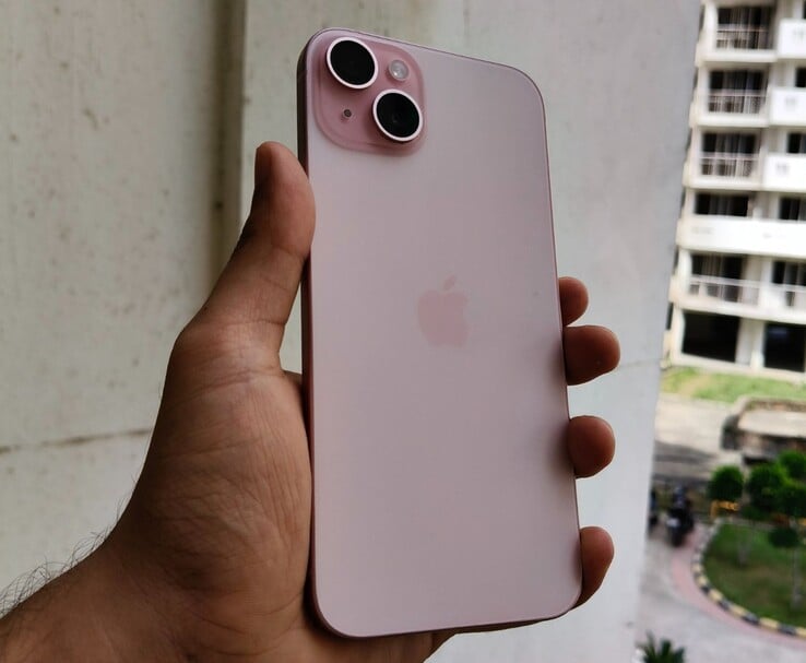 Apple 粉色 iPhone 15 Plus 户外上手图（图片来源：Anmol Dubey）