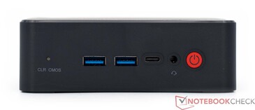 正面：2 个 USB 3.2 A 型、USB C 型、电源开关