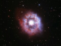 哈勃望远镜拍摄的船底座AG星云图像。