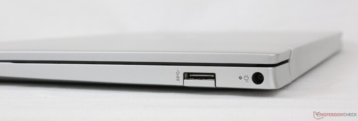 右边。USB-A 5 Gbps，AC适配器