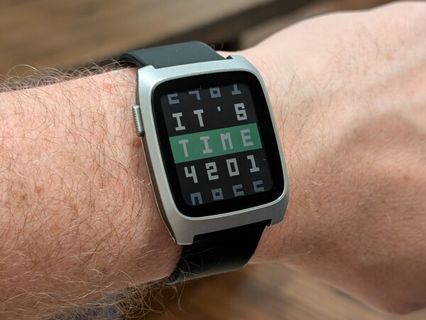 Pebble Time 2* 的工程样品。(图片来源：Eric Migicovsky/Core Devices）。