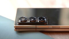 一位泄密者提供了有关Galaxy Z Fold7 和Galaxy Z Flip7 功能的新线索。这张照片显示的是当前的三星特别版。(图片来源：Ben's Gadget Reviews）