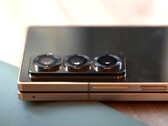 一位泄密者提供了有关Galaxy Z Fold7 和Galaxy Z Flip7 功能的新线索。这张照片显示的是当前的三星特别版。(图片来源：Ben's Gadget Reviews）