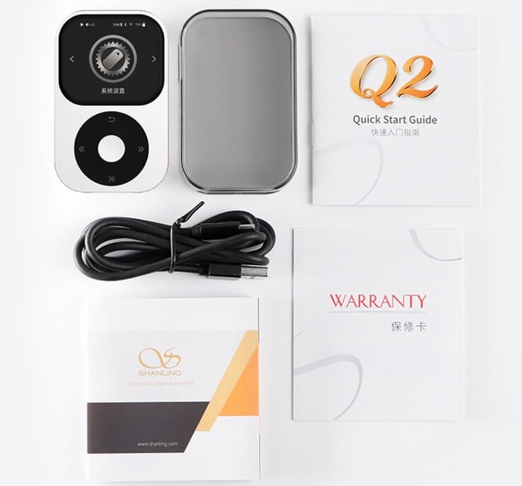 Shanling Q2 便携式音乐播放器随附一个保护套、一条 USB 数据线和一本说明书。