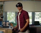 图中所示为 Steam Frame VR 头显及控制器