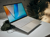 新款 Vivobook S 14/15/16 笔记本电脑的起始重量为 1.3 千克（2.86 磅）。(来源：Alex Waetzel for Notebookcheck）