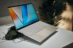 新款 Vivobook S 14/15/16 笔记本电脑的起始重量为 1.3 千克(2.86 磅)。(来源:Alex Waetzel for Notebookcheck)