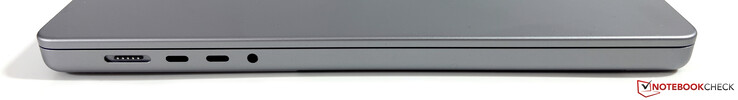 左侧。MagSafe, 2x USB-C 4.0 w/ Thunderbolt 4 (40 Gbps, DisplayPort, Power Delivery), 3.5 mm耳机