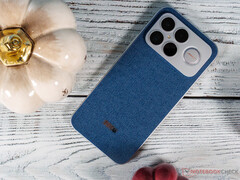 与黑色 Poco F8 Ultra 相比,丹宁蓝版本厚 0.4 毫米,重 220 克,重 2 克。(图片来源:Notebookcheck)