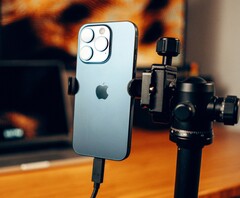 iPhone 15 Pro Max 的潜望镜长焦摄像头价格比Apple 高出很多。(图片：Yianni Mathioudakis）