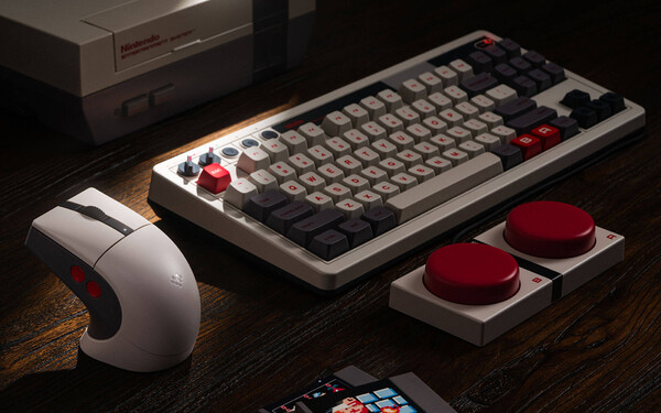 8BitDo 复古 R8 鼠标 - N 版、复古机械键盘 - N 版和双超级可编程按键。(图片来源：8BitDo）