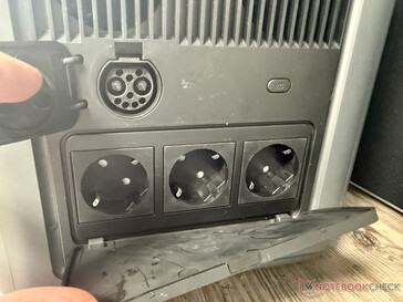 ...三个交流插座和辅助电池接口