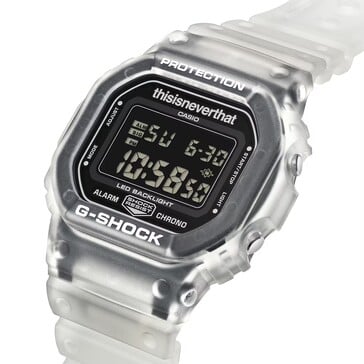 卡西欧G-Shock DW-5600TNT-7的倾斜特写镜头,该表款采用半透明表壳和倒置式数字显示屏。
