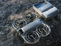 配有充电集线器和两块 11.6 Wh 电池（7.16V/1,606 mAh）的大疆创新 Neo 2。(图片来源：Igor Bogdanov 提供）