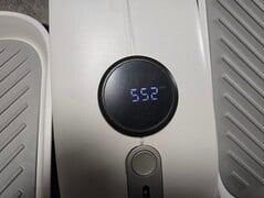 显示屏由电池供电，可自动循环显示各项指标