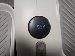 显示屏由电池供电，可自动循环显示各项指标