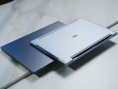 戴尔 XPS 13 面向学生的起售价为 599.99 美元。图为该款笔记本电脑的两种配色方案。