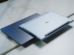 戴尔 XPS 13 面向学生的起售价为 599.99 美元。图为该款笔记本电脑的两种配色方案。