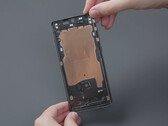 OnePlus 12 拆解揭示了一个大型蒸汽冷却室（图片来源：WekiHome YouTube）