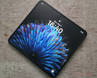 Oppo Find N2 与 iPhone 13 mini 差不多高，但打开后比 iPad mini 要窄得多。(图片来源：Notebookcheck）