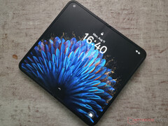 Oppo Find N2 与 iPhone 13 mini 差不多高，但打开后比 iPad mini 要窄得多。(图片来源：Notebookcheck）