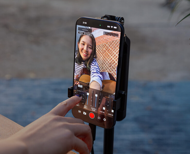 罗兰 Go:Mixer Studio 可与Apple iPhone 上的 Go:Mixer Cam 应用程序配合使用，录制带有多声道音轨的视频。(图片来源：罗兰）