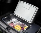 Model Y TesFridge 可安装在后备箱衬垫下方，由 12V 插座供电。(图片来源：AcoPower）