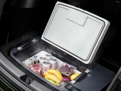 Model Y TesFridge 可安装在后备箱衬垫下方，由 12V 插座供电。(图片来源：AcoPower）
