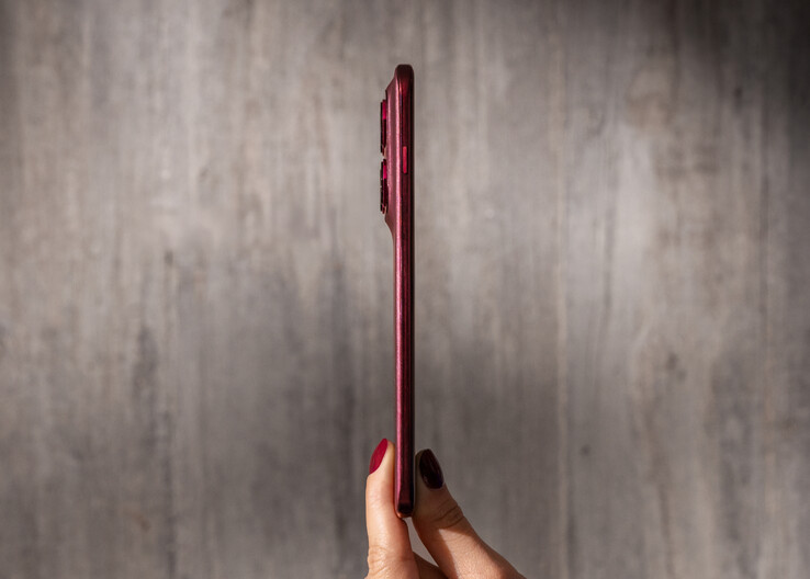 Edge 70 Pro 的厚度不到 7.4 毫米。