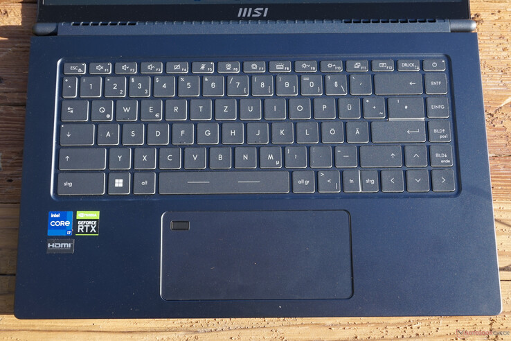 标准尺寸的键盘和超长的触摸板。