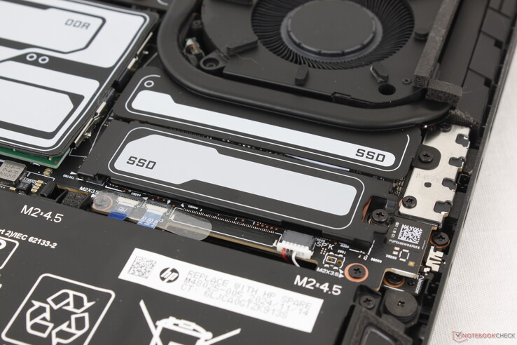 两个 M.2 2280 NVMe SSD 插槽，支持一个 PCIe5 驱动器