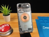 木桌上的透明 iPhone Air，显示内部组件和铜质充电线圈。 图片来源：Phone Repair Guru via YouTube