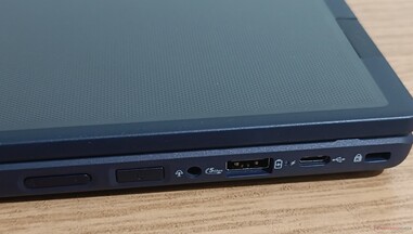 右侧连接器：音量控制、电源按钮、音频插孔、USB-A 5 Gbps、USB-C 2.0、Kensington 锁
