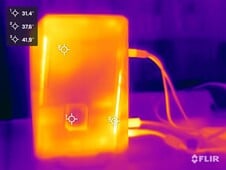 压力测试中的华硕 ROG NUC 15（右侧）