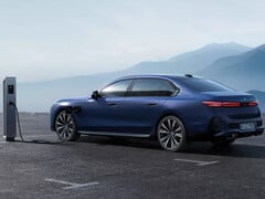 充电站旁的 E-BMW