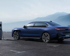充电站旁的 E-BMW