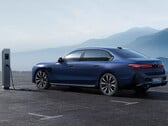 充电站旁的 E-BMW