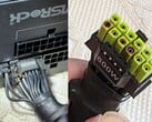 图中显示的烧毁的华擎TempGuard电源接口，其电源线有损坏