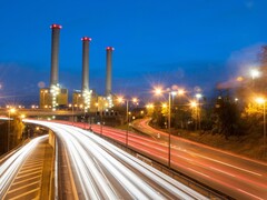 法国的 A10 高速公路是世界上第一条电动汽车可以在行驶中充电的高速公路。(图片来源：cozmicphotos/Pixabay）