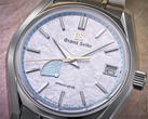 新款 Grand Seiko SBGA21 表盘特写。