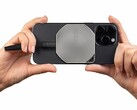 新款 Datamag 40Gbps 固态硬盘内置磁铁，可以吸附在支持 MagSafe 的 iPhone 上，以便随时随地进行录制。(图片来源：微星科技）