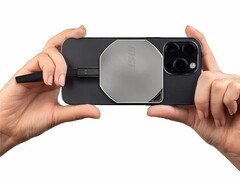 新款 Datamag 40Gbps 固态硬盘内置磁铁，可以吸附在支持 MagSafe 的 iPhone 上，以便随时随地进行录制。(图片来源：微星科技）