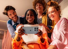 Moto G66j 的背板色彩艳丽，具有皮革般的质感（图片来源：摩托罗拉）