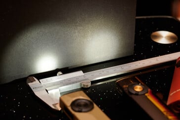 Arkpro Ultra 的聚焦光与 Arkfeld Pro 的普通光束对比。(图片来源：Andreas Sebayang/Notebookcheck.com）