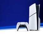 配备 DualSense 手柄的 PlayStation 5 产品图片。(图片来源：索尼）