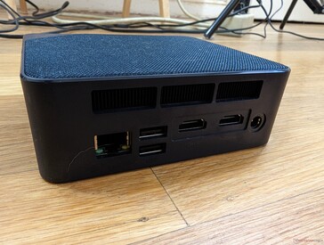 后部。千兆RJ-45，2个USB-A 2.0，2个HDMI 2.0，AC适配器