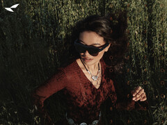 Air 4 在中国的售价约为 224 美元。图：AR 眼镜的宣传图。(图片来源：Rayneo - 已编辑）