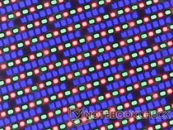 亮面 OLED 子像素阵列清晰锐利，但近距离观看颗粒感极强