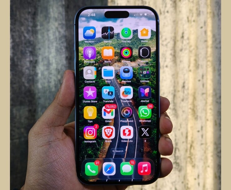 运行 iOS 26.2 的 iPhone 主屏幕，显示应用程序图标和更新的界面元素（图片来源：Yetnesh Dubey）