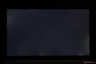 边缘和角落有中度不均匀的背光出血现象